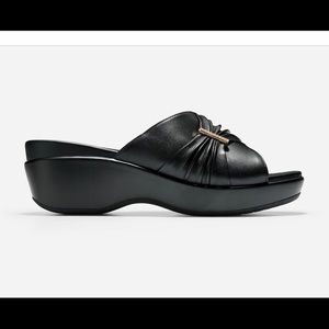 Womens shoes- Cole Haan New   Sandals   8B nwot in Original Box. 100% Leather